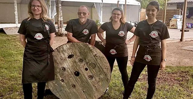 photo  laurent maroleau et son équipe pour la quatrième saison de la guinguette o' bord du loir.  &copy;  ouest-france 