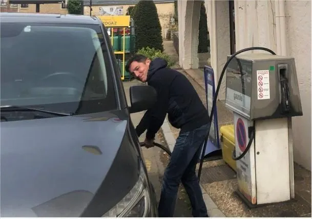 photo le gérant fait le plein pour ses clients.  ©  le maine libre