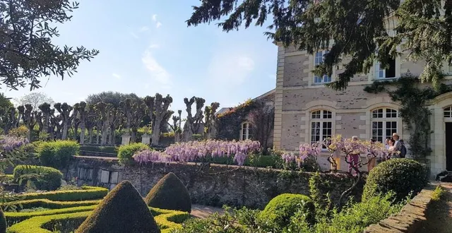 photo  le prix régional 2022 de l’association vieilles maisons françaises (vmf) a été décerné à hugo et mathilde bony, propriétaires du manoir des lauriers, à savennières.  &copy;  vmf 