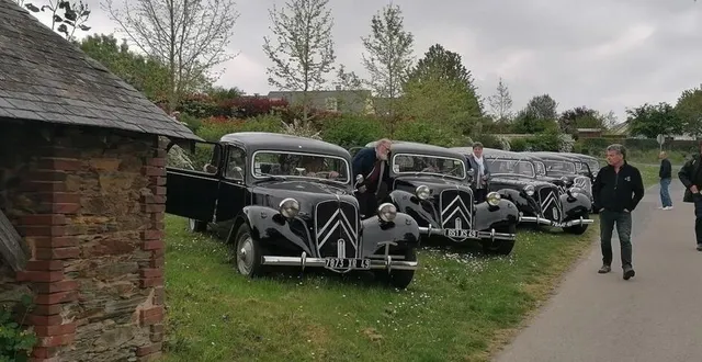 photo  les occupants des sept tractions près du lavoir saint-martin. 