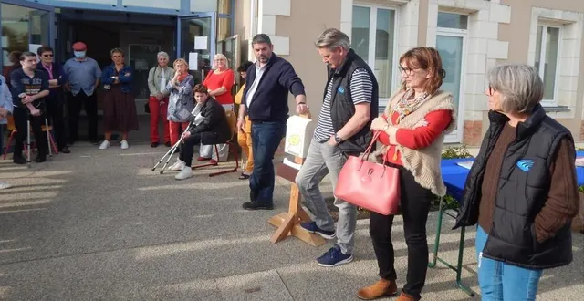 photo  des bénévoles de toutes les bibliothèques du réseau sud sarthe étaient présents aux côtés des élus.  &copy;  le maine libre 