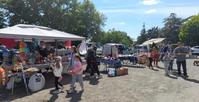 photo  l’association fêtes et loisir et celle de pêche et nature ont uni leurs efforts pour une animation dimanche. les deux présidents, laurent moussion et frédéric peltier, étaient satisfaits de la participation. « nous avons une cinquantaine d’exposants au bric-à-brac et les chineurs sont au rendez-vous », remarquait laurent moussion. frédéric peltier complète : « nous avons inscrit 53 personnes à la pêche. nous avions lâché 70 kg de truites avant ce concours. »  &copy;  ouest-france 