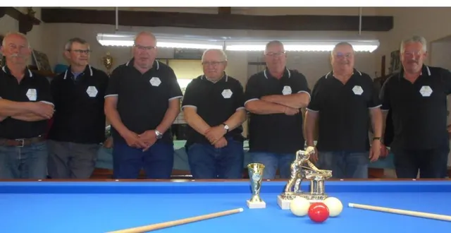 photo  les membres du club devant les trophées.  &copy;  ouest-france 