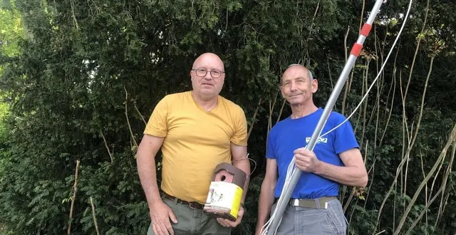 photo  fabien angot, responsable de l’antenne 72 de polleniz, et gérard gasnier, bénévole du gdon (groupement de défense contre les organismes nuisibles), luttent entre autres contre la prolifération des chenilles processionnaires.  &copy;  le maine libre 