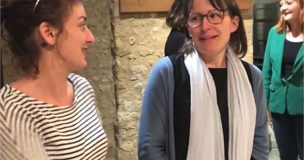 photo  hélène leray, présidente de familles rurales (à dr.) a fait venir marika azzam (à g.) du café de la famille pour parler de l’adolescence.  &copy;  le maine libre 