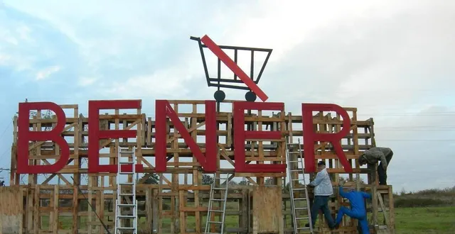 photo  un grand panneau a été installé par les opposants, sur le terrain qui pourrait accueillir la future zone ikea-leclerc.  &copy;  archives ouest-france 
