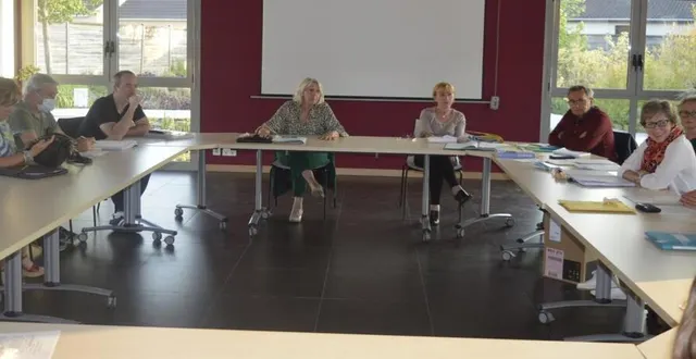 photo  les conseillers autour de martine crnkovic, maire.  &copy;  le maine libre 