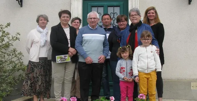 photo  les lauréats des maisons fleuries entourés des membres de la commission fleurissement.  &copy;  ouest-france 