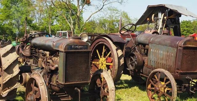 photo  les tracteurs d’autrefois seront comme il se doit au cœur de la fête  &copy;  le maine libre 