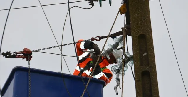 photo  cette semaine, enedis rénove le réseau haute tension à la desverie.  &copy;  ouest-france 