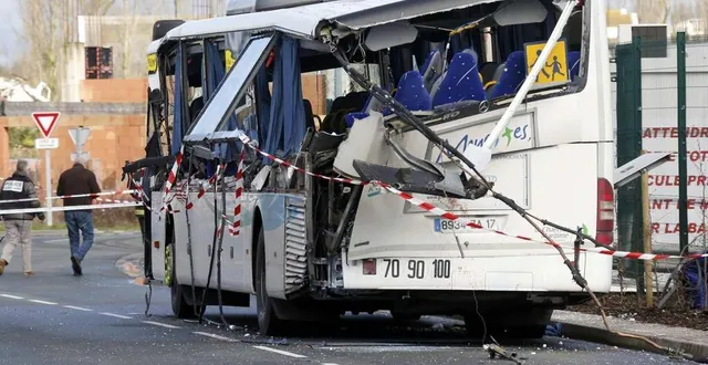 photo  un car détruit dans un accident à rochefort, le 11 février 2016.  &copy;  regis duvignau / reuters 