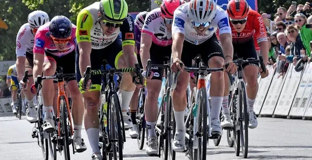 photo  une voiture stationnée sur le parcours des coureurs, jeudi 5 mai, a bien failli causer un accident majeur.  &copy;  afp 