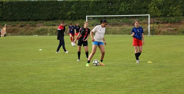 photo  le racing club fléchois veut booster ses effectifs féminins (ici, les u15 avec, au centre, lolita derouet) pour ainsi avoir des équipes 100 % féminines, de 5 à 17 ans, à la rentrée prochaine. il organise des portes ouvertes du 9 au 18 mai, les jours d’entraînement.  &copy;  ouest-france 