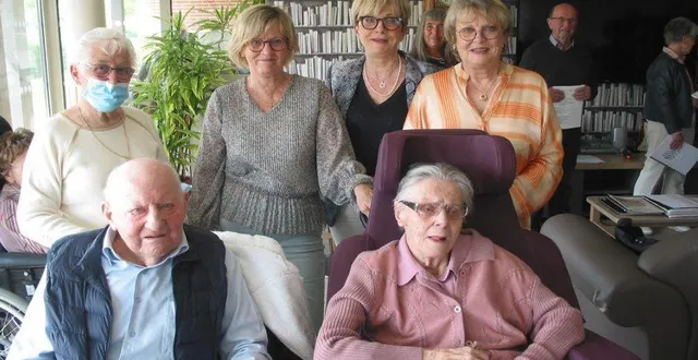 photo  les mariés de l’an 1950 avec leurs trois filles, à droite.  &copy;  ouest-france 