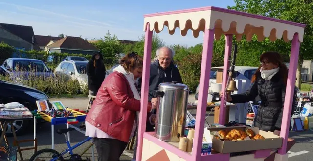 photo  dimanche, le bric-à-brac, organisé par le comité des fêtes, a connu une faible affluence le matin, en raison de la tenue d’autres manifestations. l’après-midi, les chineurs ont renoué avec ce bric-à-brac, annulé deux ans de suite.  &copy;  ouest-france 