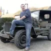 photo jean-romain thierry, le président de l’association devant sa jeep.