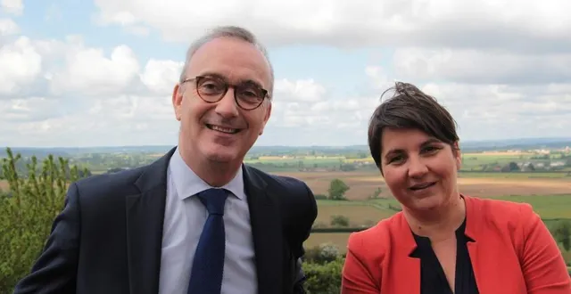 photo  sur les hauteurs de ballon-saint-mars au nord du mans, jean-carles grelier (divers droite) se porte candidat aux élections législatives 2022 pour la 5e circonscription de la sarthe. avec sa suppléante, anne beauchef.  &copy;  ouest-france 