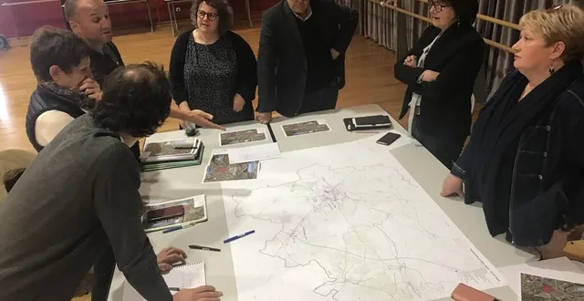 photo  autour des cartes de leur communauté de communes, les élus, ici ceux du pays sabolien, ont réfléchi aux questions de mobilité sur leur territoire avec l’appui du bureau d’études codra.  &copy;  céline bihel 