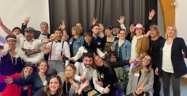 photo  les membres de la maison des projets de maine cœur de sarthe ont tenu leur assemblée générale dans une ambiance cabaret à la salle de souillé.  &copy;  le maine libre 