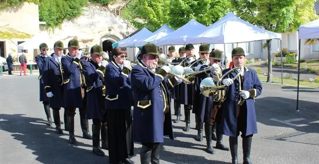 photo  l’animation musicale était assurée ce 1er mai par « les échos du point du jour ».  &copy;  le maine libre 