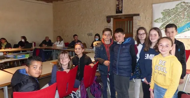 photo  les enfants du conseil municipal junior ont été accueillis par leurs aînés.  &copy;  le maine libre 