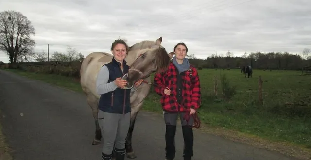photo  pauline bazille, 25 ans, à gauche et nolwenn lemaire, 26 ans, aux côtés de granit, 6 ans, se préparent pour l’équirando 2022, du 29 au 31 juillet. ce grand rassemblement de cavaliers se déroule tous les deux ans, dans un lieu différent. cette année, le point de ralliement se situe dans la baie de somme à rue, au haras henson, soit 450 km pour un mois de voyage.  &copy;  ouest-france 