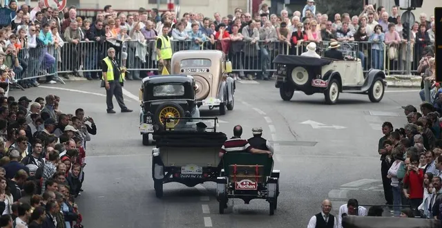 photo  dimanche, les vieux bolides vont envahir le centre-ville du mans.  &copy;  archives le maine libre – denis lambert 