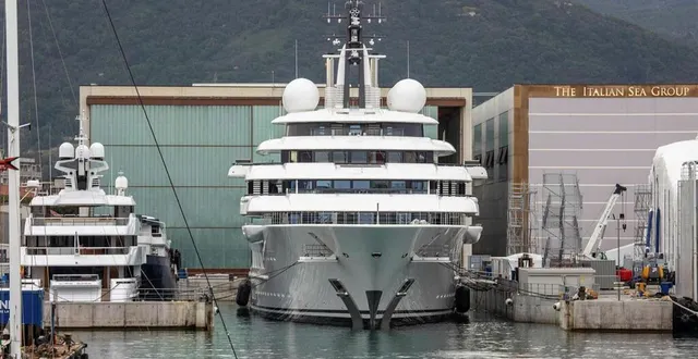 photo  le superyacht scheherazade, dont l'identité du propriétaire fait l'objet de toutes les spéculations, amarré au port de marina di carrara, en toscane, le 6 mai 2022.  &copy;  federico scoppa / afp 