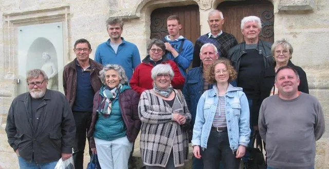photo  personnages et organisateurs à la sortie de la réunion devant l’église saint-andré.  &copy;  ouest-france 