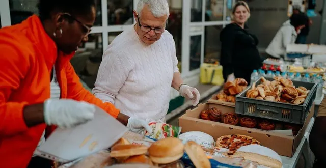 photo  trois fois par semaine, les bénévoles de solidarité dons distribuent des repas place des comtes-du-maine au mans.  &copy;  photo le maine libre – adèle jamonneau 