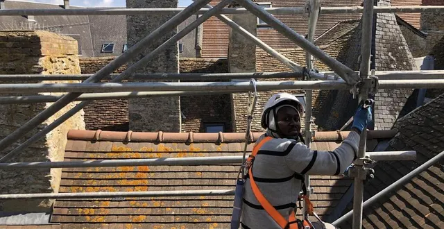 photo  l’un des employés de la société fms ringue, chargée d’échafauder le chantier, évolue à près de quinze mètres de hauteur. lorsqu’il sera terminé, l’échafaudage couvrira le toit.  &copy;  ouest-france 