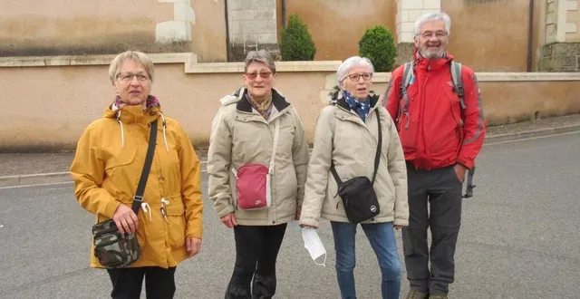photo  huguette, armelle et jeannick, des seniors montvallois, ont accompagné jean-yves bône durant la 3e étape de sa marche vers rome.  &copy;  le maine libre 