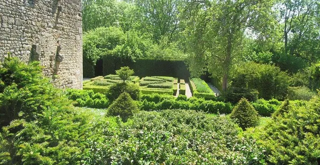 photo  le parterre à l’entrée du jardin de la boisnerie, vue d’une terrasse.  &copy;  archives ouest-france 