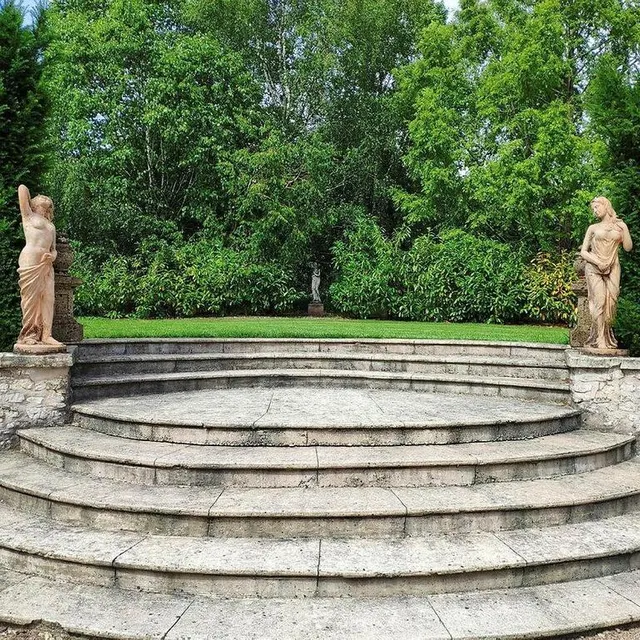 photo dans le jardin d’inspiration italienne, vignes, statues antiques et ambiance romaine.  ©  ouest-france