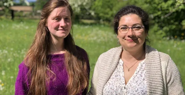 photo  adélaïde de la ferté, 23 ans, étudiante en master de droit, habite à brullemail, et sylvie laplasse, 45 ans, chef de cabine et formatrice, vit à gâprée. la première est suppléante de la seconde qui est candidate aux élections législatives 2022 dans la première circonscription de l’orne.  &copy;  ouest-france 