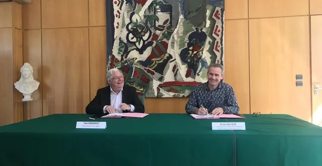 photo  yves goasdoué, président de flers agglo, et bruno balloche, président de la chambre des métiers et de l’artisanat normandie-orne, ont signé une convention vendredi 6 mai, à flers, dans l’orne.  &copy;  ouest-france 