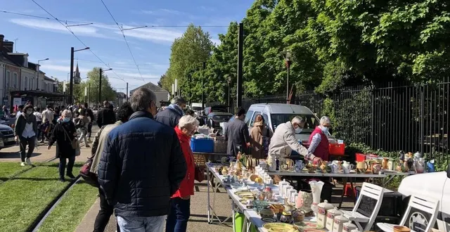 photo  dimanche 1er mai 2022, plus de trois cents exposants étaient massés le long de l’avenue gambetta et boulevard chantrel, au mans.  &copy;  le maine libre 