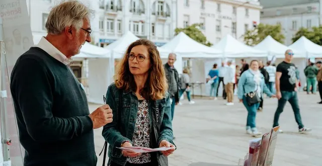 photo  le mans, samedi 7 mai 2022. à l’occasion de la journée de la solidarité, béatrice se renseigne auprès de christian guibert, bénévole à france bénévolat.  &copy;  le maine libre – adèle jamonneau 