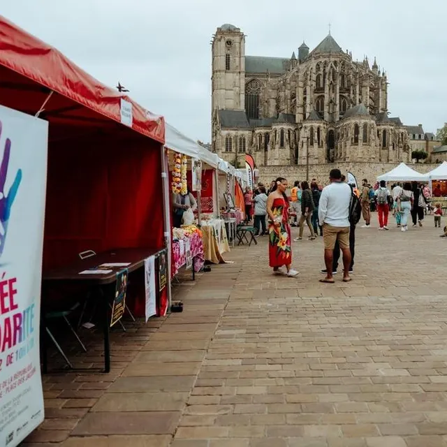 photo les stands des associations se trouvaient sur les places de la république et des jacobins.  ©  le maine libre - adèle jamonneau