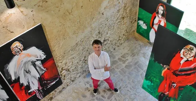 photo  éric dos santos, au milieu d’œuvres de serge labegorre, dans sa galerie baptisée « the artistic red dot », à parcé-sur-sarthe (sarthe).  &copy;  ouest-france 