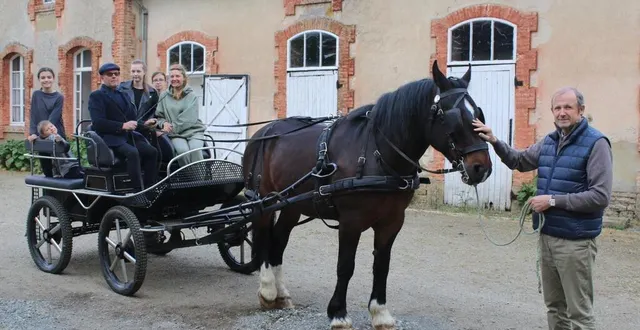 photo  sous la conduite de daniel boittin, éleveur équin, patrice favier, maire de montigny (sarthe), fait patienter le cheval dada, avant le départ d une promenade en calèche pour l’ukrainienne inna et les enfants, en l’absence d’anna et victoria.  &copy;  ouest-france 