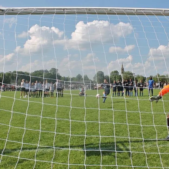photo la finale du tournoi féminin s’est finie aux tirs au but par une victoire des filles du metallo sport nantes face à angers sco.  ©  ouest-france