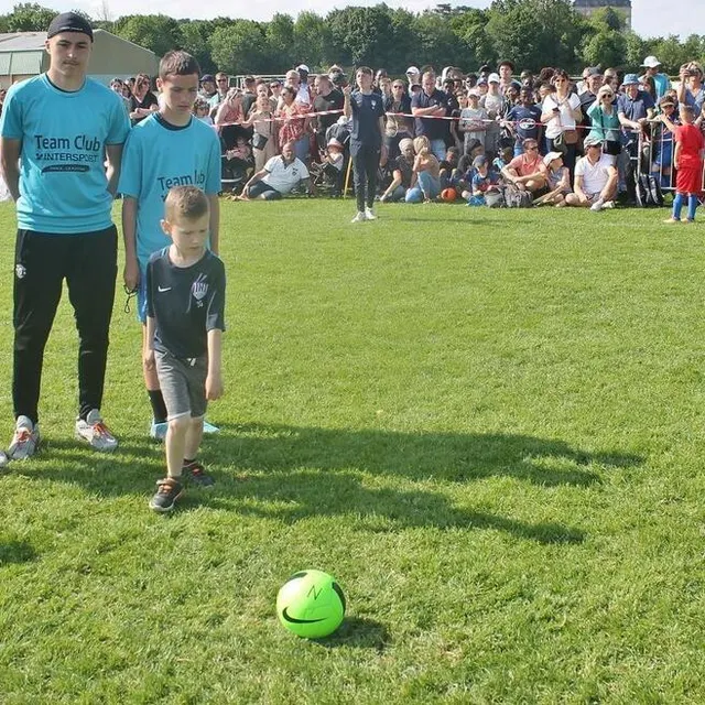photo le jeune réfugié ukrainien dmitro, 7 ans, nouvel arrivant au club du sablé fc, a donné le coup d’envoi fictif de la finale u9.  ©  ouest-france
