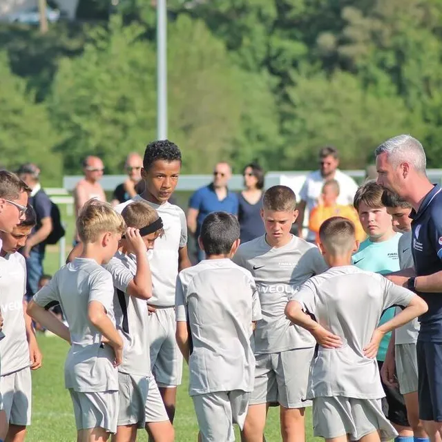 photo les u13 saboliens écoutant leur coach lors de la mi-temps de la finale face au mans fc.  ©  ouest-france