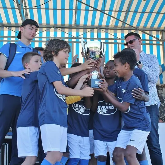 photo les u9 saboliens soulevant le trophée du vainqueur de la catégorie.  ©  ouest-france