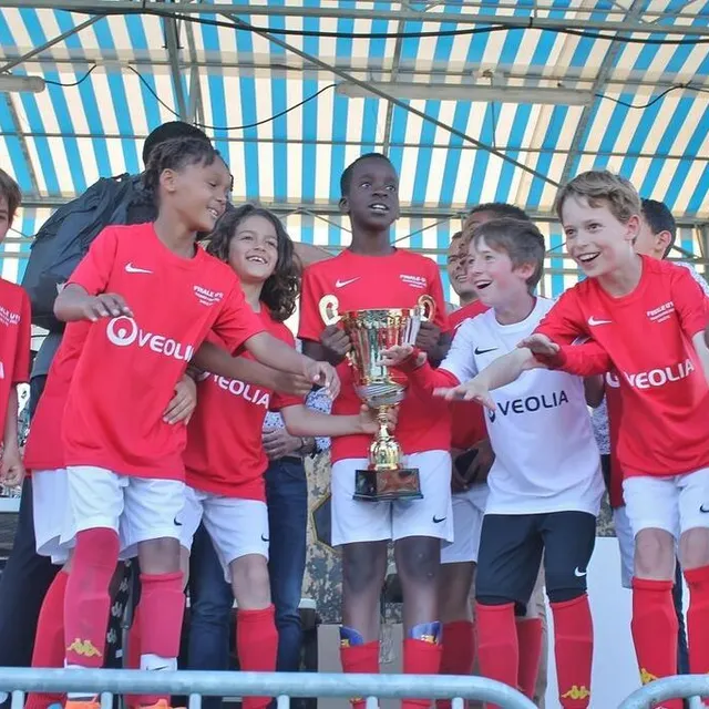 photo les u11 du mans fc avec le trophée du vainqueur de la catégorie.  ©  ouest-france