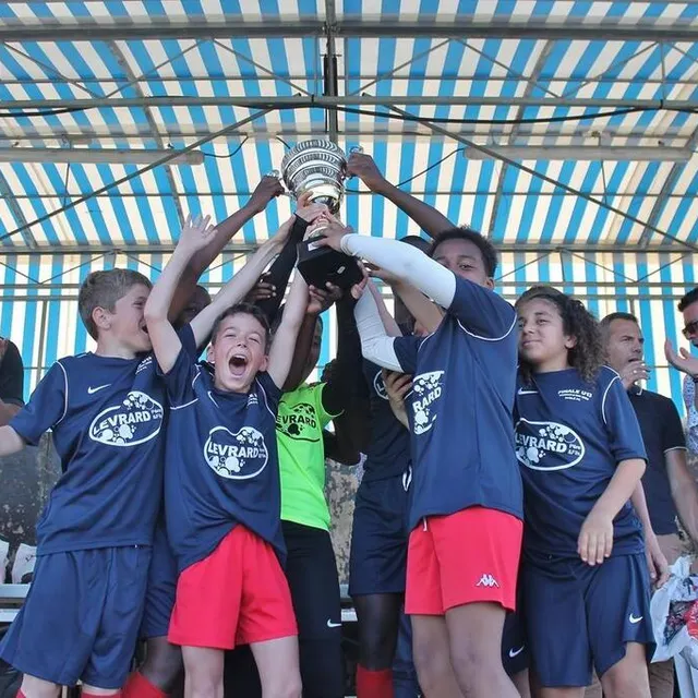 photo les u13 du mans fc avec le trophée du vainqueur de la catégorie.  ©  ouest-france