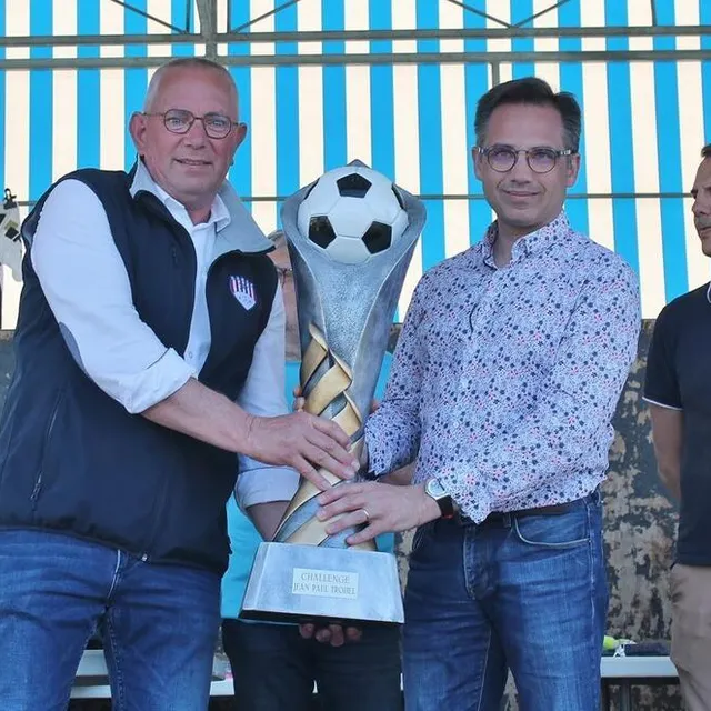 photo le président du sablé fc gérard gautier a reçu des mains du maire nicolas leudière le trophée du challenge jean-paul trohel, récompensant le meilleur club toutes catégories confondues.  ©  ouest-france
