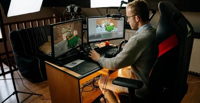 photo  torcé-en-vallée, mercredi 4 mai 2022. depuis le studio qu’il a aménagé chez lui, dylan publie très régulièrement des vidéos. il compte à ce jour 76 000 abonnés.  &copy;  photo le maine libre – adèle jamonneau 