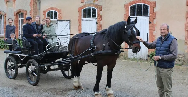 photo  avant le départ d’une promenade en calèche, daniel boittin, aux commandes avec ses passagers et patrice favier, maire, à droite.  &copy;  le maine libre 